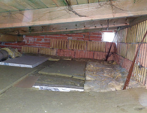 Zateplení stropu chaty s pultovou střechou pomocí foukané izolace